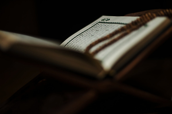 포토 JPG 해외이미지 종교 종이 백그라운드 텍스트 사람없음 목재 책 초록색 단어 빛 검은색 기도 오픈 이슬람교 편지 읽기 묘사 보케 법 문학 증거 페이지 신성 묵주 대본 신앙심 아랍어 옛날 충실 해외202004 해외포토 나무 문자 컬러 재료 종교용품 모션 파일형식 이미지허브