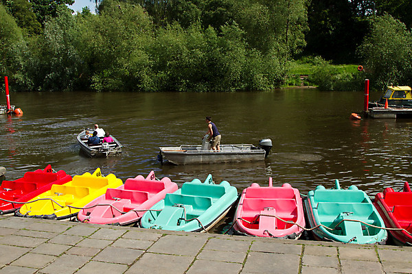 포토 JPG 해외이미지 나무 분홍색 가족 항해 안전 사람 사람없음 야외 초록색 물 파란색 강 금속 보트 보행로 주차 정박 해외202004 해외포토 자연요소 식물 길 컬러 배_교통 관계 재질 파일형식 이미지허브