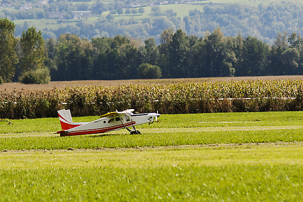 포토 JPG 해외이미지 모델 디자인 날개 바람 비행기 안테나 취미 사람없음 야외 빨간색 장난감 햇빛 바퀴 작음 땅 통제 항공 수화기 라디오 눈금 복고 꼬리 프로펠러 멀리 모터 글라이더 대패 솜씨 송신기 착륙 해외202004 해외포토 자연요소 컬러 통신 항공교통 날씨 대중교통 전자제품 태양 크기 전화기 파일형식 이미지허브