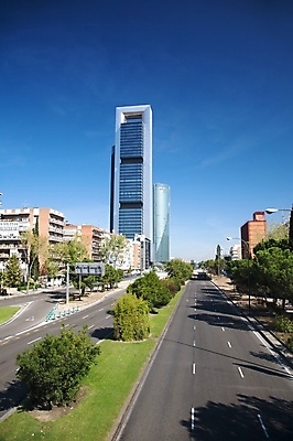 포토 JPG 해외이미지 나무 식물 유럽 도로 길 가로등 비즈니스 포장 건축양식 창문 자동차 하늘 거리 사람없음 건물 초록색 파란색 탑 고층빌딩 운전 등불 도시 고속도로 보행로 스페인 크리스탈 타운 스카이라인 마드리드 방법 해외202004 해외포토 건축물 공공시설 건축 나라 육상교통 컬러 교통시설 모션 조명 빌딩 광석 파일형식 이미지허브