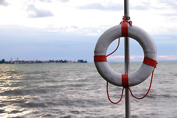 포토 JPG 해외이미지 선 바다 백그라운드 항해 서기 경비 안전 사람없음 목재 빨간색 물 수영 벨트 긴급 반지 도움 원형 구출 보호 홍수 심볼 오브젝트 보안 수영선수 부표 보험 sos 구명용품 뱃놀이 안전요원 재앙 헬프 해외202004 해외포토 자연요소 도형 나무 잡화 컬러 컨셉 배_교통 재료 장신구 모션 운동선수 전통놀이 수상스포츠 안전장비 자연재해 구조요청 파일형식 이미지허브