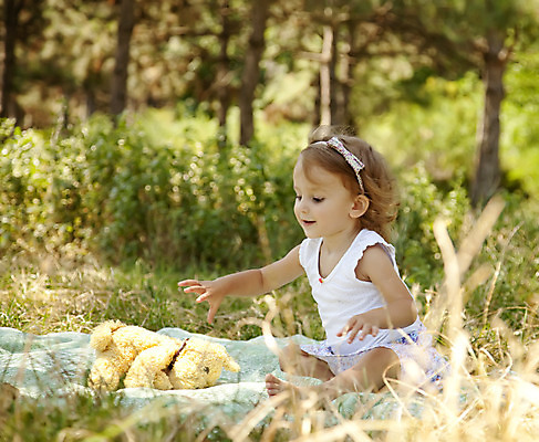 포토 JPG 해외이미지 백인 모델 1 라이프스타일 응시 여자 딸 행복 얼굴 어린이 백그라운드 건강 한명 사람 야외 금발 머리 기쁨 흰색 표현 작음 내추럴 걸음마 고립 천진난만 해외202004 해외포토 서양인 헤어스타일 시선 감정 컬러 컨셉 가족 모션 생활 신체부위 크기 파일형식 이미지허브