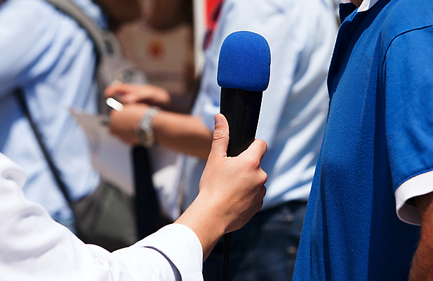 포토 JPG 해외이미지 손 음향기기 통신 커뮤니케이션 대화 사람 사람없음 파란색 소리 장비 잡기 기자 질문 마이크 면접 방송 언론 정보매체 편지쓰기 해외202004 해외포토 직업 컬러 비즈니스 모션 말하기 신체부위 전자제품 기록 편지 파일형식 이미지허브