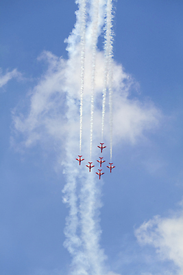 포토 JPG 해외이미지 주간 하늘 비행기 사람없음 야외 파란색 연기 제트기 에어쇼 비행운 해외202004 해외포토 자연요소 컬러 항공교통 대중교통 쇼 파일형식 구름_자연 이미지허브