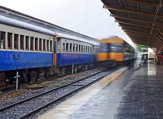 포토 JPG 해외이미지 아시아 선 여행 곡선 비즈니스 교통시설 모션 태국 사람 사람없음 빨간색 도시풍경 기차 도시 역 도착 출발 방콕 전차 철사 마차 연료 승객 타운 엔진 단상 디젤 방법 선로 터미널 해외202004 해외포토 나라 육상교통 교통수단 컬러 교통 컨셉 대중교통 풍경 시설 파일형식 이미지허브
