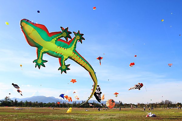 포토 JPG 해외이미지 행복 줄 스포츠 포즈 모션 태국 놀이 하늘 바람 휴가 휴식 취미 사람없음 야외 빨간색 초록색 파란색 컬러풀 장난감 운동 맑음 보라색 축제 기쁨 자유 시간 연 꼬리 무료 많음 해외202004 해외포토 자연요소 감정 아시아 컬러 컨셉 날씨 건강 놀이용품 파일형식 이미지허브