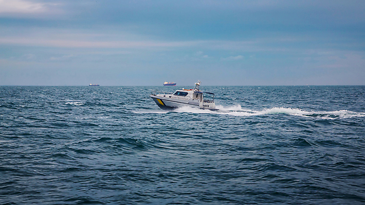 포토 JPG 해외이미지 라이프스타일 스포츠 파도 바다 여행 요트 교통시설 자연 휴가 항해 사람 풍경 사람없음 야외 물 여름 파란색 힘 침묵 운전 에너지 오픈 보트 재산 고급 크루즈 갑판 속도 함선 연료 엔진 모터 수평선 해외202004 해외포토 자연요소 계절 컬러 교통 컨셉 배_교통 모션 생활 금융 소리 시설 생태계 파일형식 이미지허브