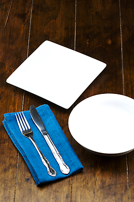 포토 JPG 해외이미지 식기 접시 디자인 음식 백그라운드 포크 탁자 주방용품 사람없음 목재 파란색 주방 식당 공백 흰색 도자기 사발 칼 수프 오브젝트 서빙 해외202004 해외포토 나무 컬러 가구 생활용품 재료 상점 사기그릇 파일형식 이미지허브