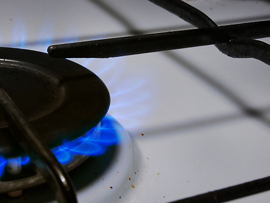 포토 JPG 해외이미지 음식 가정 불 불꽃 요리 사람없음 건물 파란색 금속 주방 힘 장비 에너지 반지 뜨거움 그릴 휘발유 정상 위험 난로 버너 연료 가스 온도 내추럴 연소 광 해외202004 해외포토 자연요소 건축물 컬러 컨셉 장신구 재질 주방용품 석유 난방기 파일형식 이미지허브