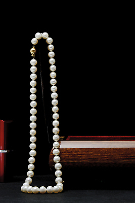 포토 JPG 해외이미지 모양 백그라운드 컨셉 곡선 목걸이 자연 추상 휴가 선물 사랑 사람 이벤트 사람없음 장식 빨간색 빛 상자 반사 유행 검은색 흰색 축하 원형 화려 그룹 재산 고급 우아함 매끈함 보석 구슬 오브젝트 보물 여의주 스타일 해외202004 해외포토 도형 감정 선 컬러 무늬 장신구 금융 감각 광석 생태계 파일형식 이미지허브