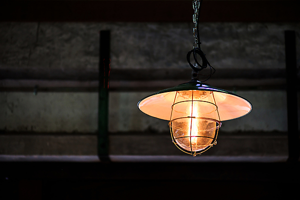 포토 JPG 해외이미지 디자인 가구 백그라운드 컨셉 전구 건축양식 유리 전등 조명 매달리기 미술 사람없음 내부 목재 장식 빛 유행 식당 검은색 어둠 방 에너지 수확 골동품 램프 바 투명 황금 클래식 고급 크리스탈 천장 복고 샹들리에 야광 빛망울 옛날 해외202004 해외포토 나무 건축 컬러 생활용품 농업 재료 모션 재질 문화예술 상점 광석 파일형식 이미지허브