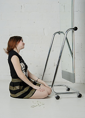 포토 JPG 해외이미지 백인 라이프스타일 응시 드레스 옷 여자 행복 컨셉 청소년 새로움 갈색머리 실내 한명 사람 성인 빨간색 쇼핑 반사 유행 상점 봄 거울 우아함 구매 고객 날씬함 허리 옷가게 보여주기 소매 여름옷 여자만 여자한명만 성인여자한명만 해외202004 해외포토 서양인 1 헤어스타일 시선 계절 감정 컬러 모션 내부 생활 신체부위 몸매 성인여자만 파일형식 여름_계절 이미지허브