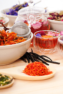 포토 JPG 해외이미지 꽃잎 실내 사람없음 찻잔 찻주전자 찻잎 꽃차 나무배경 해외202004 차거름망 해외포토 꽃 백그라운드 주전자 잔 내부 차_음료 파일형식 이미지허브