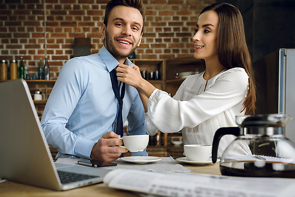 포토 JPG 해외이미지 백인 커플 유럽 커피 음료 관계 아침 넥타이 함께함 미소 사람 성인 두명 컵 노트북 컴퓨터 주방 우정 비즈니스맨 아침식사 찻주전자 무선전화기 바쁨 예복 정확 해외202004 해외포토 주간 서양인 식기 잡화 옷 남자 나라 컨셉 비즈니스 주전자 표정 친구 전자제품 식사 직장인 전화기 파일형식 이미지허브