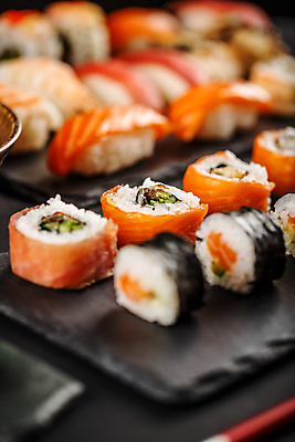 포토 JPG 해외이미지 검은배경 실내 사람없음 아웃포커스 초밥 소프트포커스 일렬 김초밥 모듬초밥 돌판 롤스시 일본음식 해외202004 해외포토 음식 백그라운드 촬영기법 내부 검은색 돌_바위 모듬 파일형식 이미지허브