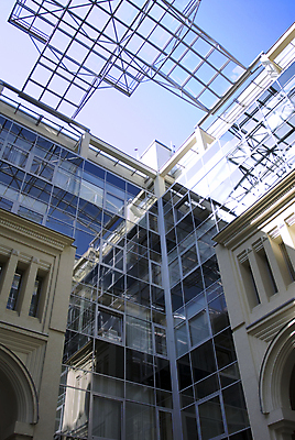 포토 JPG 해외이미지 구름 디자인 벽 백그라운드 비즈니스 건축양식 창문 유리 하늘 미래 새로움 직장 사람없음 건물 금융 경제 파란색 빛 사무실 반사 탑 고층빌딩 성장 도시 재산 도심 큼 정사각형 지역 철강 콘크리트 해외202004 해외포토 자연요소 도형 건축물 건축 컬러 컨셉 회사 재질 빌딩 크기 파일형식 이미지허브