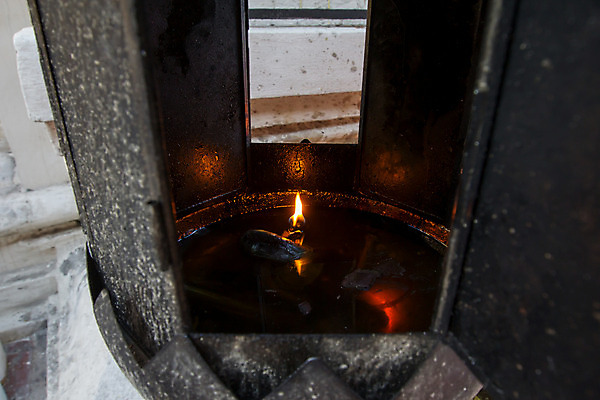 포토 JPG 해외이미지 전통 종교 문화 불 휴가 사람없음 빨간색 빛 컬러풀 검은색 기도 램프 얼룩 사찰 해외202004 해외포토 자연요소 컬러 종교건축 조명 파일형식 이미지허브