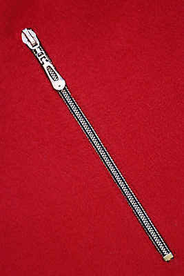 포토 JPG 해외이미지 겨울 따뜻함 사람없음 빨간색 빛 코트 직물 우아함 연결 주머니 묘사 질감 잠금 지퍼 대각선 재단 양모 스타일 해외202004 해외포토 계절 선 컬러 컨셉 외투 보안 파일형식 이미지허브