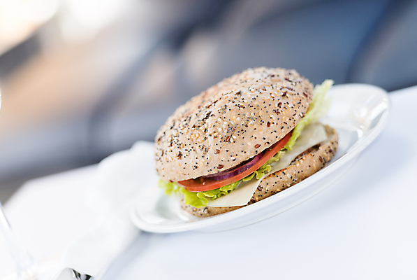 포토 JPG 해외이미지 접시 탁자 패스트푸드 실내 사람없음 아웃포커스 한개 햄버거 인스턴트 정크푸드 해외202004 해외포토 1 식기 음식 가구 촬영기법 내부 파일형식 이미지허브