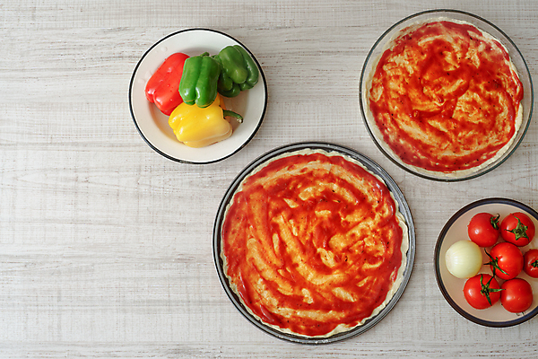 포토 JPG 해외이미지 백인 접시 행복 음식 2 토마토 재료 유리 엄마 휴가 디저트 피자 요리 사람없음 스마트폰 케이크 금속 주방 요리사 앞치마 기쁨 빵집 기구 사발 달콤 맛 설탕 굽기 향신료 준비 서식 반죽 만들기 후추 통조림 밀가루반죽 페스츄리 핸드메이드 해외202004 해외포토 서양인 직업 식기 감정 빵 컨셉 채소 가족 모션 재질 패스트푸드 서양음식 핸드폰 스마트기기 상점 사기그릇 구이 향미료 파일형식 이미지허브