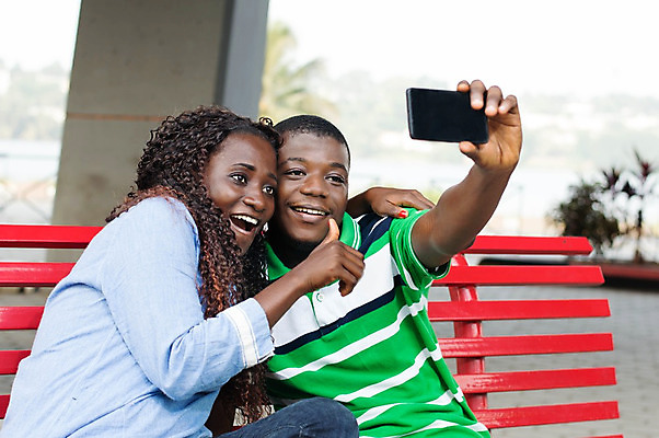 포토 JPG 해외이미지 커플 행복 백그라운드 포옹 휴식 사람 앉기 야외 두명 빨간색 30대 스마트폰 울음 손목시계 해외202004 해외포토 감정 시계 컬러 컨셉 장신구 관계 안기 모션 표정 장년 핸드폰 스마트기기 파일형식 이미지허브