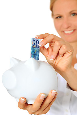 포토 JPG 해외이미지 백인 긴머리 유럽 백그라운드 컨셉 돈 한명 미소 성인 금융 금발 저축 돼지저금통 유로 흰색 흰배경 투자 긍정 회계 고립 스칸디나비아 해외202004 해외포토 서양인 1 헤어스타일 나라 컬러 비즈니스 표정 사람 경제 저금통 재산 파일형식 이미지허브