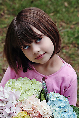 포토 JPG 해외이미지 백인 1 응시 여자 꽃 딸 행복 초등학생 어린이 꽃다발 휴가 선물 한명 사람 야외 초록색 파란색 컬러풀 노란색 마주보기 보라색 사진촬영 봄 올려보기 흰색 신선 다발 배열 주기 수국 라벤더 파스텔톤 어머니의날 해외202004 해외포토 서양인 식물 학생 시선 계절 기념일 감정 컬러 가족 모션 촬영 허브 미국문화 파일형식 이미지허브