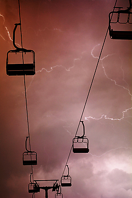 포토 JPG 해외이미지 스포츠 겨울 의자 하늘 사람없음 공중 세로 기계 위험 번개 폭풍 해외202004 해외포토 계절 가구 컨셉 날씨 파일형식 이미지허브