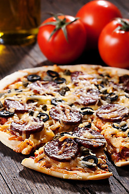 포토 JPG 해외이미지 음식 조각 토마토 채소 유리 탁자 양파 치즈 피자 육류 요리 사람없음 목재 빨간색 검은색 식사 저녁식사 어둠 이탈리아 껍질 시골 신선 조끼 뜨거움 소시지 맛 굽기 향신료 올리브 후추 점심식사 모짜렐라치즈 살라미 해외202004 해외포토 나무 열매 유럽 컬러 가구 컨셉 식재료 재료 재질 유제품 패스트푸드 서양음식 외투 가공식품 구이 향미료 파일형식 이미지허브