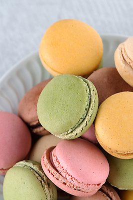 포토 JPG 해외이미지 접시 실내 사람없음 하이앵글 달콤 흰배경 마카롱 해외202004 해외포토 식기 뷰포인트 백그라운드 디저트 내부 흰색 맛 파일형식 이미지허브