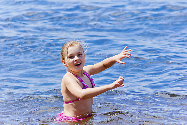 포토 JPG 해외이미지 백인 1 학생 여학생 여자 수영복 유럽 어린이 스포츠 분홍색 모션 놀이 한명 야외 물 점프 수영 젖음 흰색 8 강가 6 노려봄 7 해외202004 해외포토 자연요소 서양인 옷 나라 컬러 표정 사람 강 숫자 수상스포츠 파일형식 이미지허브