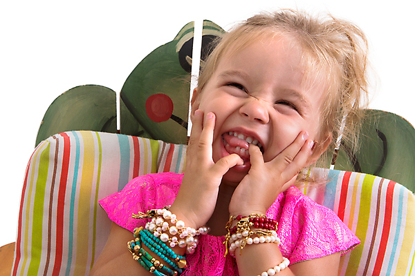 포토 JPG 해외이미지 여자 행복 얼굴 어린이 분홍색 의자 목걸이 장신구 팔찌 놀이 관리 한명 미소 웃음 사람 앉기 금발 유행 작음 수줍음 걸음마 해외202004 해외포토 1 헤어스타일 감정 컬러 가구 모션 표정 신체부위 크기 파일형식 이미지허브