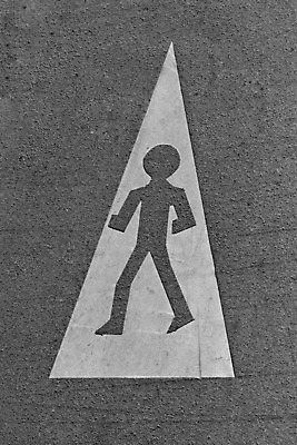 포토 JPG 해외이미지 모양 아이콘 도로 무늬 화살 거리 바닥 설명 안전 사람없음 그래픽 걷기 검은색 페인트 산책 회색 운전 흰색 도시 보행자 보행로 보호 승차 알림 심볼 사인 서식 신호 도로표지판 규칙 바둑 건너기 규정 땅바닥 루트 자동 해외202004 해외포토 길 컬러 컨셉 교통시설 모션 놀이 휴식 표지판 파일형식 이미지허브