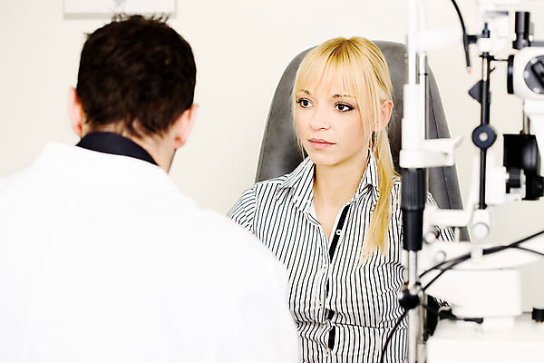 포토 JPG 해외이미지 백인 직업 응시 여자 건강 병원 두명 치료 금발 약 진료 환자 의사 업무 도움 고민 상담 안과 시력검사 돌봄 검안사 출석 해외202004 해외포토 서양인 헤어스타일 시선 감정 컨셉 의학 모션 사람 의료진 작업 검사_조사 파일형식 안경사 이미지허브