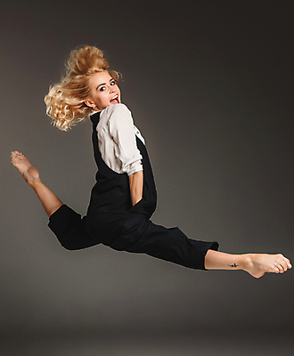 포토 JPG 해외이미지 스튜디오촬영 백인 라이프스타일 옷 여자 행복 셔츠 맨발 한명 사람 정장 성인 섹시 점프 회색 춤 신비 발레 발레리나 해외202004 해외포토 서양인 1 감정 컬러 컨셉 상의 모션 발 문화예술 실내 생활 파일형식 이미지허브