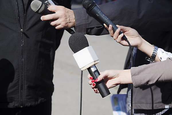 포토 JPG 해외이미지 손 통신 커뮤니케이션 대화 사람 사람없음 자료 소리 잡기 기자 신문 토론 질문 마이크 면접 라디오 방송 정보매체 편지쓰기 해외202004 해외포토 직업 음향기기 비즈니스 모션 말하기 신체부위 간행물 전자제품 기록 뉴스 편지 파일형식 이미지허브