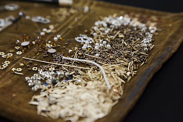 포토 JPG 해외이미지 전통 손 디자인 옷 여자 산업 결혼 목걸이 공장 탁자 미술 동양인 정장 사람없음 장식 빛 유행 축제 직물 화려 작업실 실 바느질 자르기 인도인 준비 기회 자수 이익 고용 라마단 수입 아랍어 정중 파키스탄 핸드메이드 해외202004 해외포토 외국인 아시아 가구 컨셉 장신구 공업 모션 문화예술 사람 인종 이벤트 신체부위 구직 채용 파일형식 이미지허브