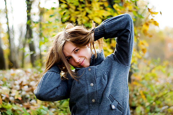 포토 JPG 해외이미지 나무 여자 잎 자연 한명 야외 초록색 숲 보케 해외202004 해외포토 식물 1 컬러 사람 생태계 파일형식 이미지허브