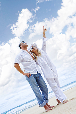 포토 JPG 해외이미지 라이프스타일 커플 여자 남자 행복 바다 여행 결혼 관계 맨발 휴가 미래 함께함 사랑 사람 두명 물 파란색 여행객 기쁨 신혼여행 신선 유혹 해외202004 해외포토 자연요소 감정 컬러 컨셉 발 이벤트 생활 파일형식 이미지허브