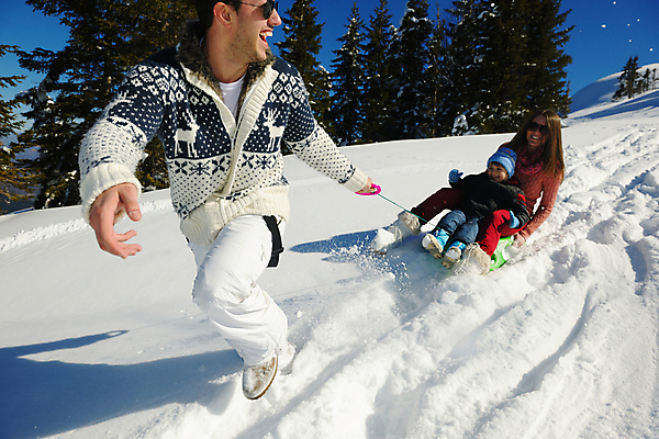 포토 JPG 해외이미지 주간 전신 라이프스타일 여자 남자 행복 아들 어린이 겨울 가족 엄마 휴가 산 함께함 사랑 사람 소년 성인 야외 세명 설원 기쁨 추위 아빠 당기기 승차 썰매 눈썰매장 해외202004 해외포토 자연요소 계절 감정 컨셉 관계 모션 눈_날씨 생활 파일형식 이미지허브