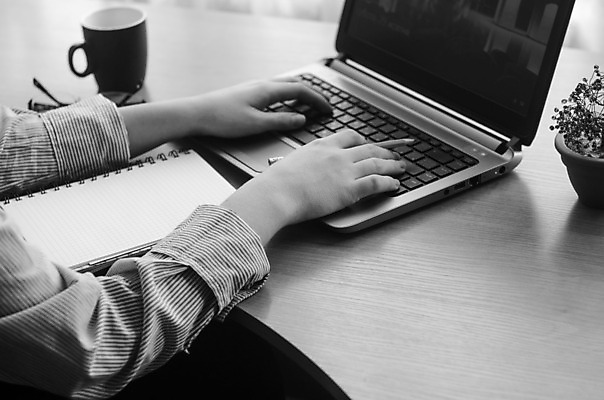 포토 JPG 해외이미지 직업 학생 손 화분 인터넷 비즈니스 탁자 주택 직장 한명 사람 앉기 컵 노트북 컴퓨터 펜 스크린 모니터 공책 방 정보 흰색 타이핑 키보드 업무 작업 비즈니스우먼 닫기 책상 검색 해외202004 해외포토 1 식기 여자 컬러 가구 회사 모션 문구용품 건물 신체부위 전자제품 필기구 직장인 파일형식 이미지허브