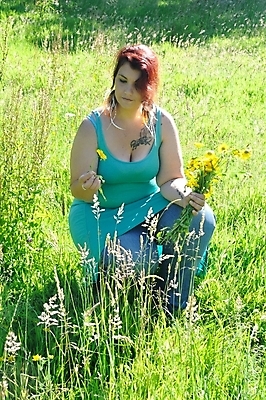 포토 JPG 해외이미지 꽃 행복 얼굴 해부 청소년 한명 야외 선택 빨간머리 굴곡 해외202004 해외포토 식물 1 헤어스타일 감정 컨셉 의학 사람 신체부위 파일형식 이미지허브