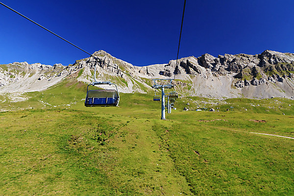 포토 JPG 해외이미지 구름 계절 유럽 스포츠 여행 백그라운드 의자 교통시설 자연 하늘 휴가 산 풍경 사람없음 야외 초록색 여름 파란색 계곡 맑음 봄 이탈리아 하이킹 알프스 리프트 절정 해외202004 해외포토 자연요소 나라 컬러 가구 교통 레저 날씨 시설 생태계 파일형식 이미지허브