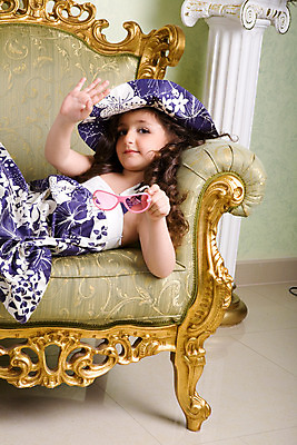 포토 JPG 해외이미지 모델 손 디자인 드레스 행복 얼굴 물결 어린이 파도 분홍색 가구 의자 주택 갈색머리 실내 한명 내부 장식 선글라스 유행 방 골동품 인사 화려 황금 고급 우아함 작음 복고 안락의자 옛날 파나마 스타일 해외202004 해외포토 1 헤어스타일 옷 감정 안경 바다 컬러 생활용품 컨셉 사람 건물 신체부위 예절 남아메리카 크기 파일형식 이미지허브