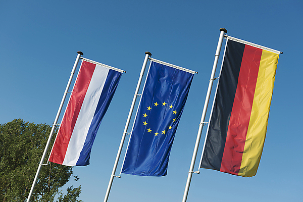 포토 JPG 해외이미지 유럽 별 함께함 3 사람없음 빨간색 파란색 컬러풀 노란색 금속 검은색 화목 흰색 깃발 직물 원형 막대기 심볼 깃대 봉 튜브 국회 돛대 12 연대 유럽연합 줄서기 해외202004 해외포토 자연요소 도형 나라 컬러 컨셉 모션 재질 숫자 파일형식 이미지허브