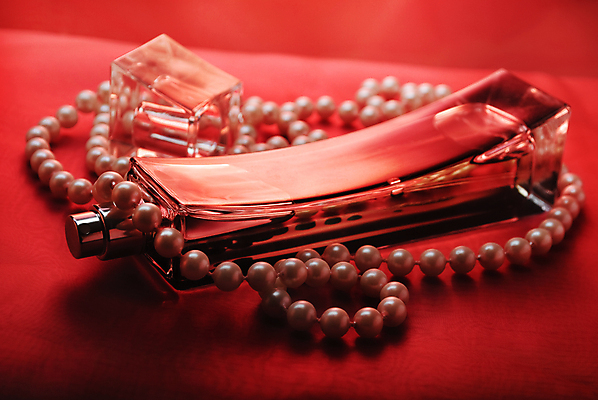 포토 JPG 해외이미지 여자 꽃 분홍색 백그라운드 장신구 유리 발렌타인데이 건강 선물 사랑 사람없음 빨간색 물 장미 유행 화장품 화려 액체 고급 우아함 상품 컨테이너 보석 실크 향수 향기 냄새 아로마 열정 분무기 향 아로마테라피 돌봄 에센스 위생관리 쾰른 스타일 해외202004 해외포토 자연요소 식물 감정 산업 컬러 컨셉 모션 데이이벤트 재질 독일 관리 사람 뷰티 직물 광석 테라피 파일형식 이미지허브