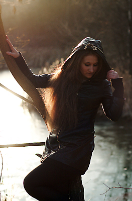 포토 JPG 해외이미지 1 여자 실루엣 신체 자연 한명 웃음 소녀 성인 야외 빛 햇빛 노란색 희망 에너지 자유 기도 오픈 염원 해외202004 해외포토 감정 어린이 컬러 컨셉 촬영기법 표정 사람 태양 생태계 파일형식 이미지허브