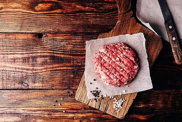 포토 JPG 해외이미지 식재료 실내 사람없음 칼 소금 패티 나무도마 나무탁자 통후추 카피스페이스 종이호일 해외202004 해외포토 탁자 도마 내부 목재 공백 후추 파일형식 이미지허브