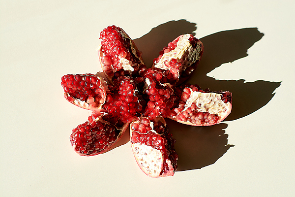 포토 JPG 해외이미지 음식 조각 농업 다이어트 과일 재료 부분 디저트 건강 씨앗 사람없음 빨간색 주스 신선 그룹 달콤 맛 상품 낟알 자르기 먹기 상쾌 날것 석류 내추럴 가넷 고립 깨짐 숙성 이국적 채식주의자 비건 해외202004 해외포토 식물 감정 산업 음료 컬러 컨셉 모션 보석 채식 파일형식 이미지허브