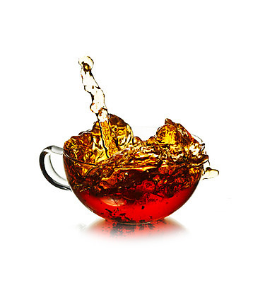 포토 JPG 해외이미지 손 디자인 포즈 유리 건강 사람없음 노란색 흰색 투명 붓기 고급 차 떨어짐 설탕 고립 해외202004 해외포토 음료 컬러 컨셉 모션 재질 신체부위 파일형식 이미지허브